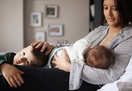 بهترین شیر برای نوزاد در شش ماه اول زندگی چیست؟